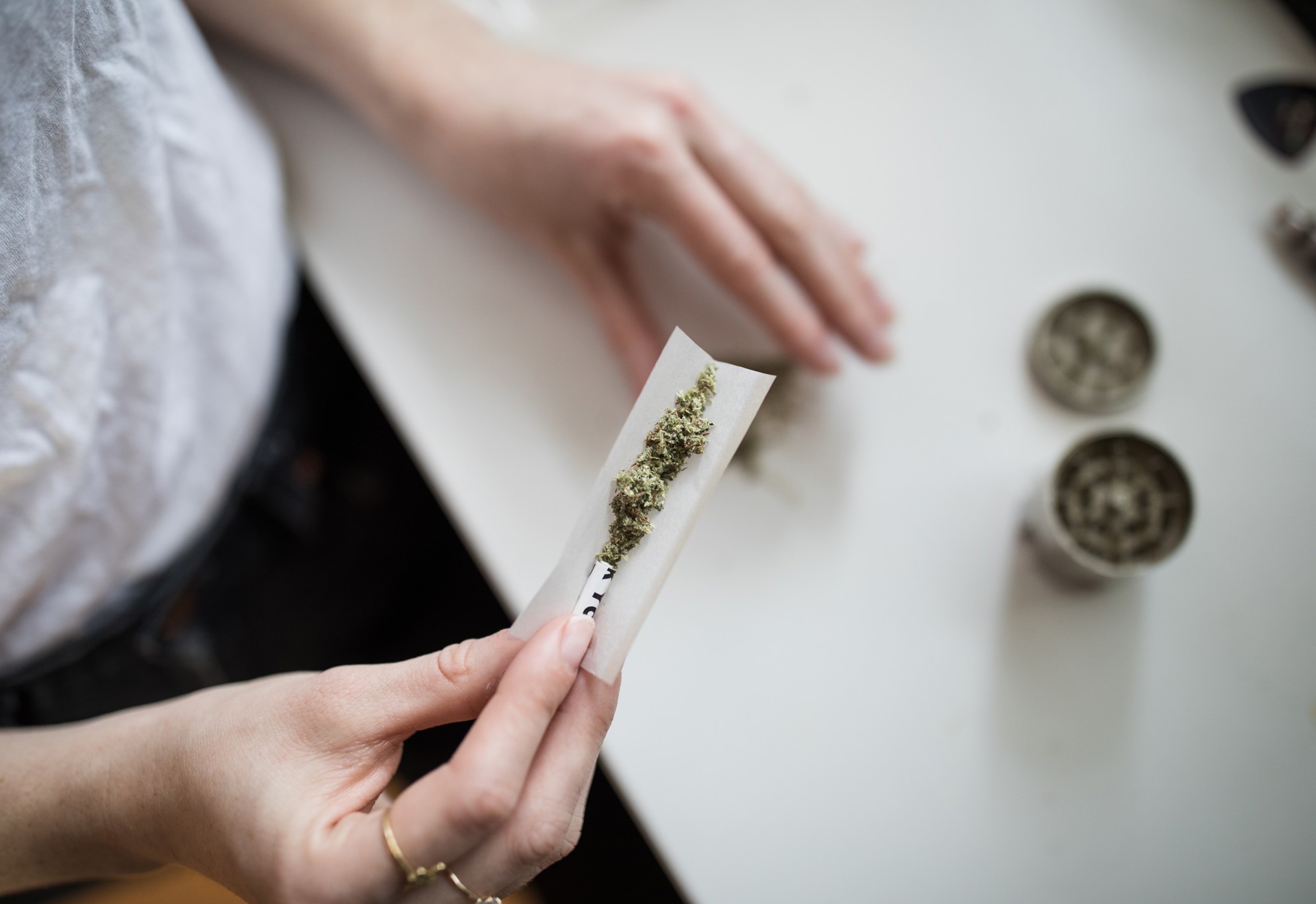 Ung kvinde laver en joint